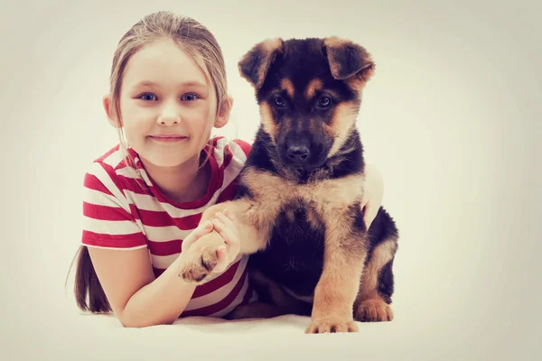 Child and puppy — Stock Photo, Image