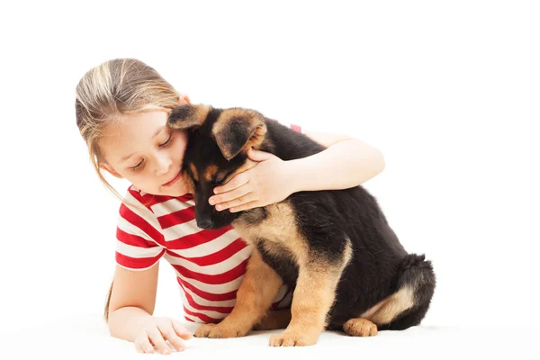 Dítě objímání štěně — Stock fotografie