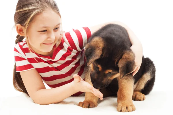 Petite fille et un chiot berger allemand — Photo