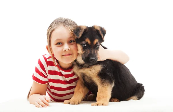 Schöne kleine Mädchen umarmt einen Welpen deutscher Schäferhund — Stockfoto