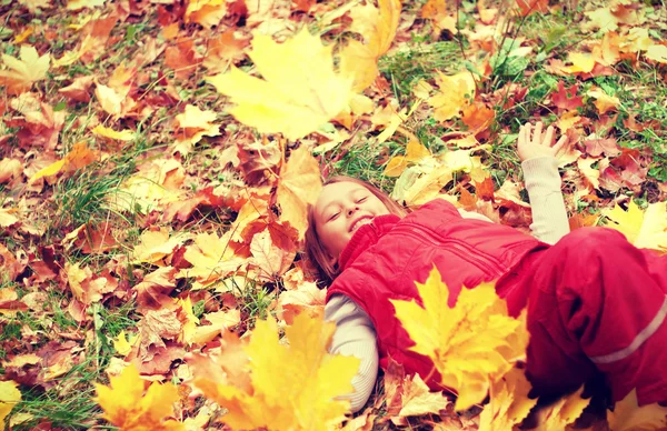 Bambino si trova in foglie autunnali — Foto Stock