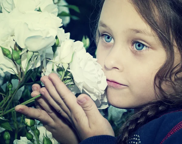 Bambino che odora fiori — Foto Stock