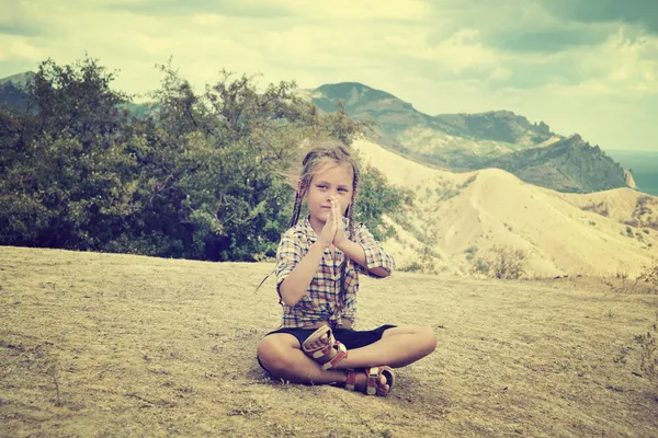 Little girl meditates — Stock Photo, Image