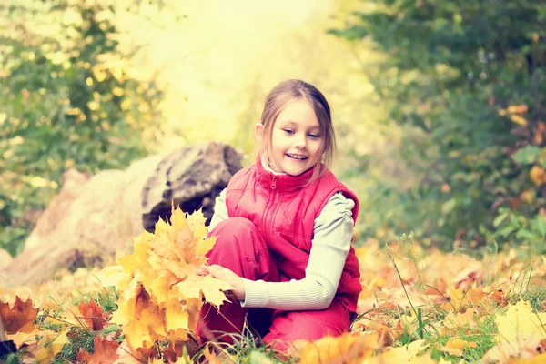 Menina e folhas de outono — Fotografia de Stock