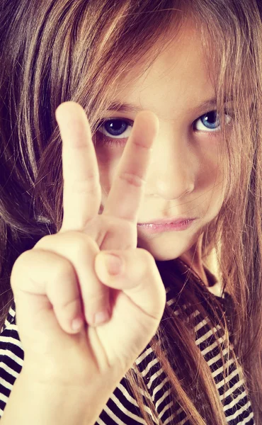 Child showing two fingers — Stock Photo, Image
