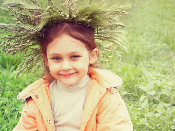 Child in grass — Stock Photo, Image