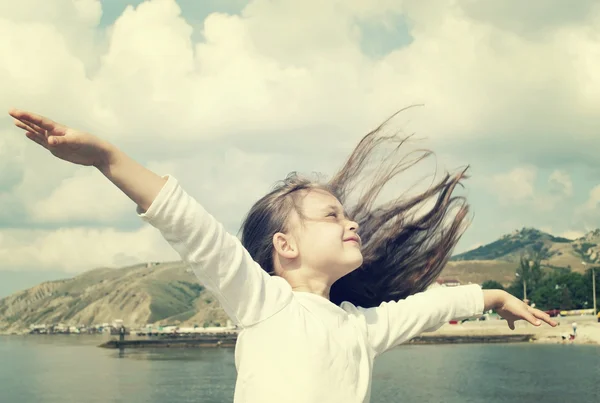 Kind genieten van verse zomer wind — Stockfoto