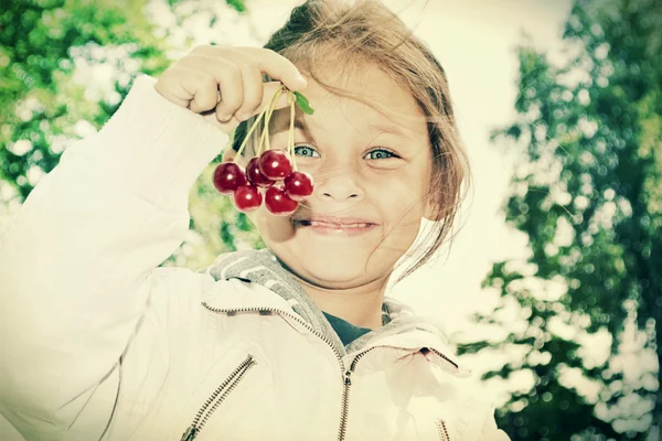 Child and cherries — Stock Photo, Image