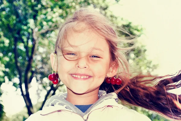 Kind met haar vliegende — Stockfoto