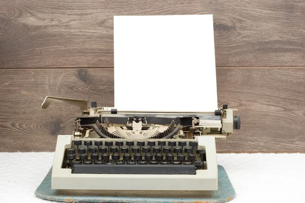 Máquina de escribir sobre fondo de madera — Foto de Stock