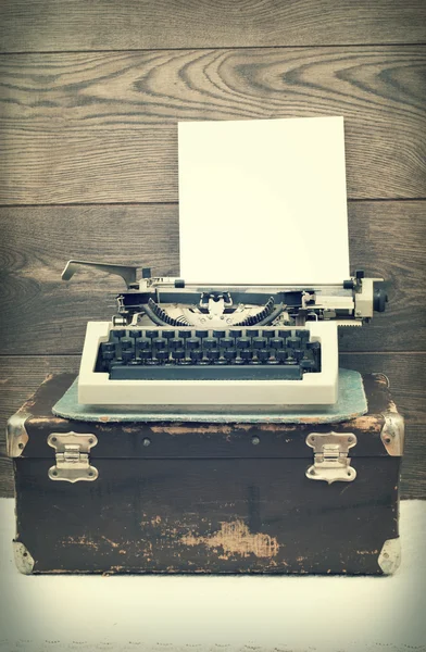Machine à écrire sur fond en bois — Photo