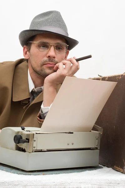 Uomo elegante digitando su una macchina da scrivere — Foto Stock