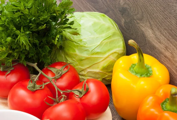 Verdure su uno sfondo di legno — Foto Stock