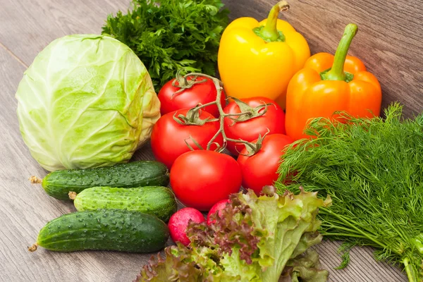 Prodotti per una dieta vegetariana sullo sfondo di legno — Foto Stock