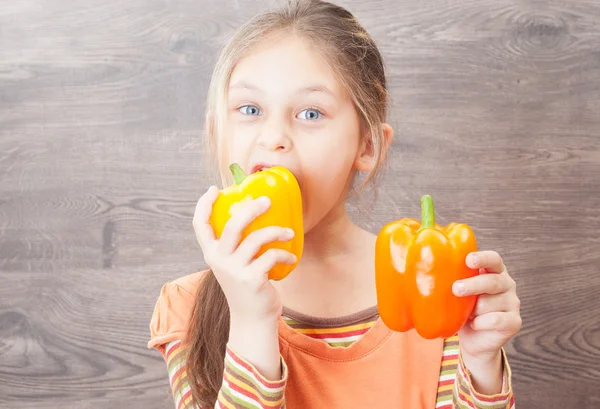 Little girl eating vegetables — Stock Photo, Image