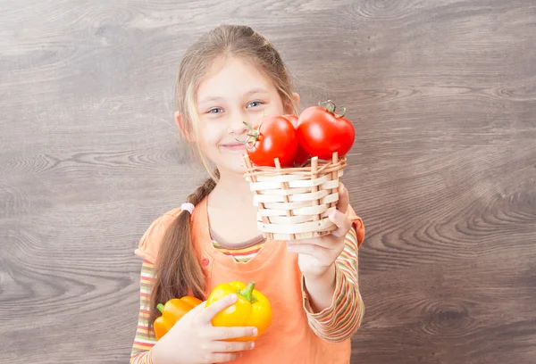 토마토의 바구니를 제공 하 고 아름 다운 소녀 — 스톡 사진