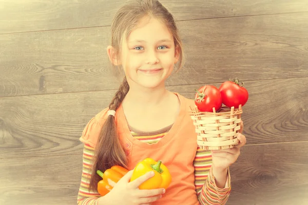 소녀 신선한 야채를 보유 하 — 스톡 사진