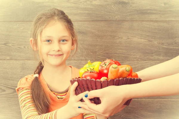 Ragazza tiene verdure fresche — Foto Stock