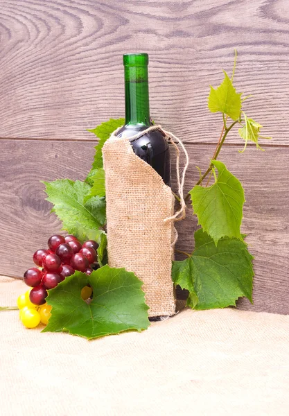 Vino sullo sfondo di legno — Foto Stock