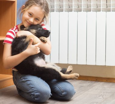 güzel küçük bir kız ve bir Alman çoban köpek 