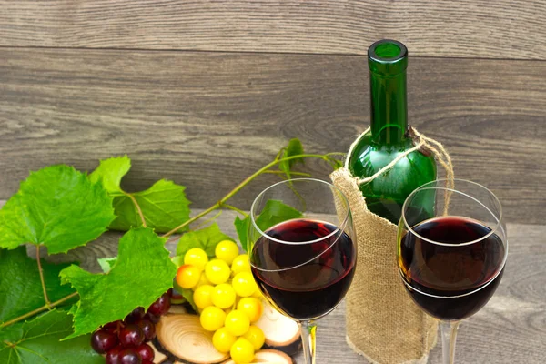 Two glasses of red wine and grapes — Stock Photo, Image