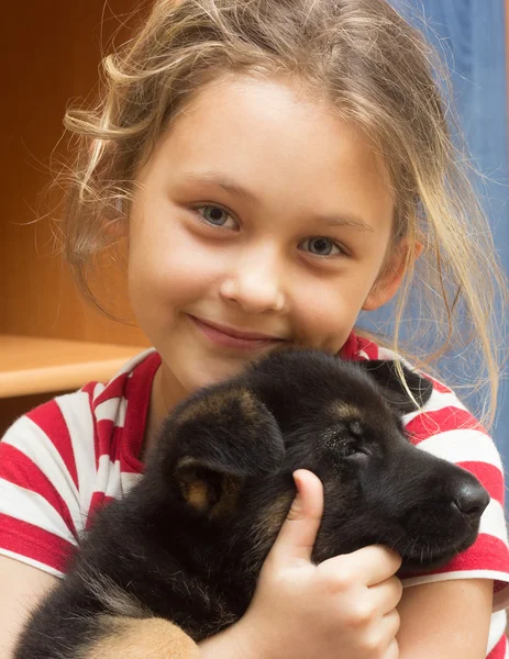 Portret van meisje met een Duitse herder puppy — Stockfoto