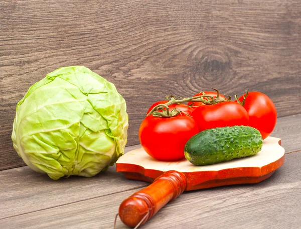 Verduras jugosas sobre tabla de madera — Foto de Stock