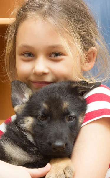 一只德国牧羊犬小狗的小女孩 — 图库照片