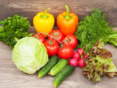 Ahşap arka planda nefis sebzeler