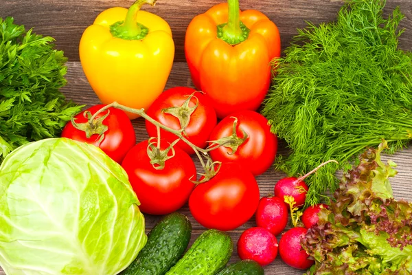 Verdure fresche su uno sfondo di legno — Foto Stock