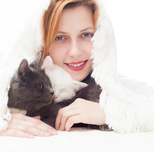 Gri ve beyaz kedi ile güzel kız — Stok fotoğraf