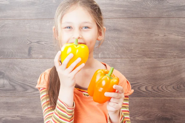 Little girl holding a juicy vegetables — Stock Photo, Image