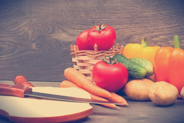 Verduras sobre un fondo de madera —  Fotos de Stock