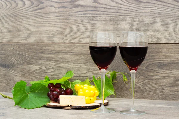 Two glasses of wine on a wooden background — Stock Photo, Image