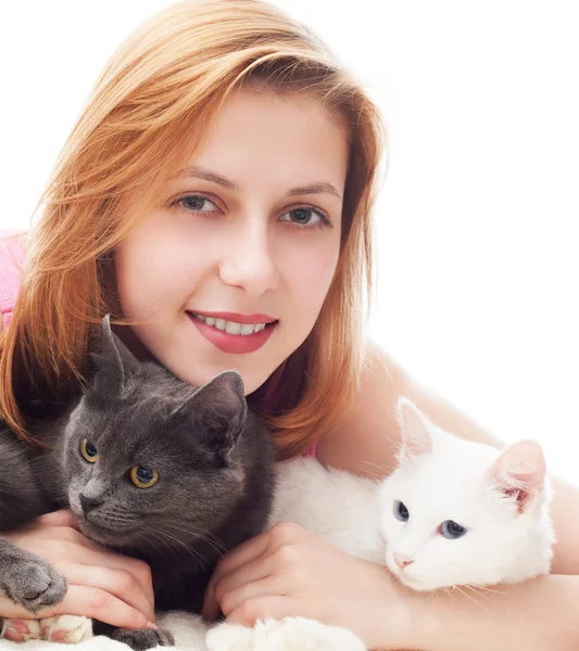 Lachende vrouw knuffelen haar twee katten — Stockfoto