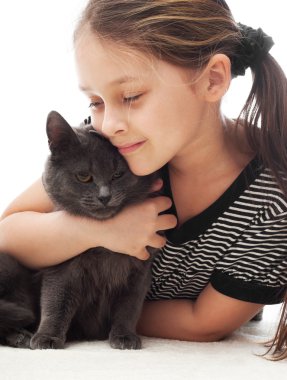 çocuk, yavaşça Gri kedi hugs