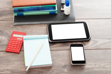 Ahşap arka planda ofis aksesuarları