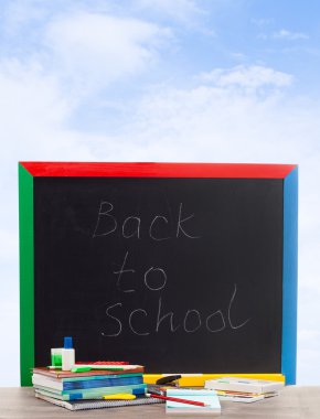 arka plan mavi gökyüzünde bulutlar ile okul yönetimi