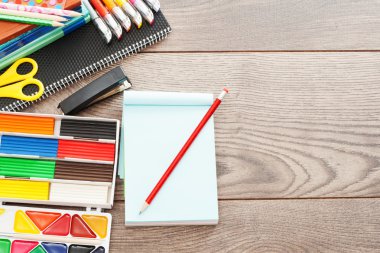 ahşap masa üzerinde Kırtasiye