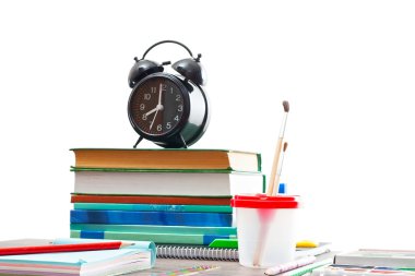 kitap ve beyaz zemin üzerine ahşap bir masa üzerinde bir çalar saat