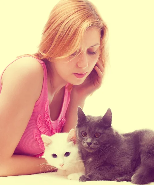 Девушка с двумя кошками — стоковое фото