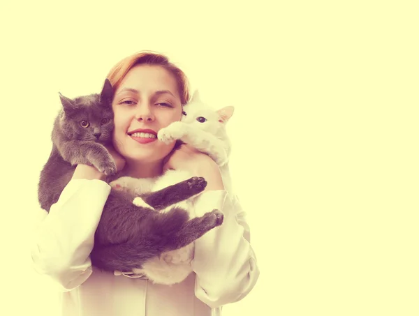 Chica con dos gatos —  Fotos de Stock