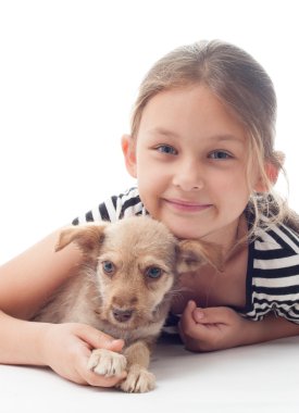 Küçük kız ve köpek yavrusu