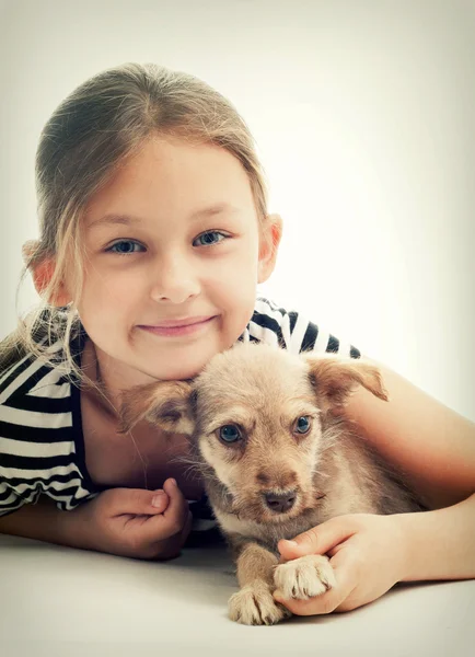 Petite fille et chiot — Photo