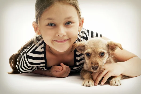 Niño y cachorro — Foto de Stock