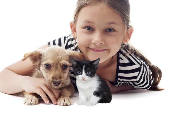 Kind und Welpe und Kätzchen — Stockfoto