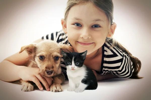 Dziecko i szczeniak i kociak — Zdjęcie stockowe
