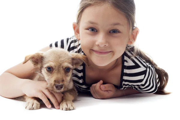 Kind knuffelen een puppy — Stockfoto