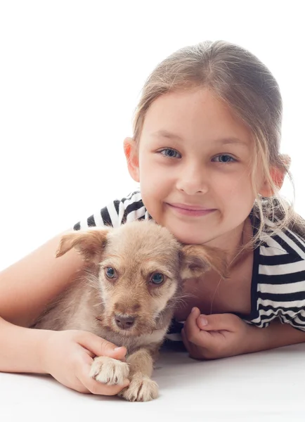 Küçük kız ve köpek yavrusu — Stok fotoğraf