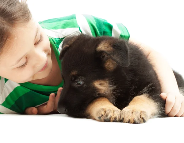 Criança gentilmente abraços cachorrinho — Fotografia de Stock